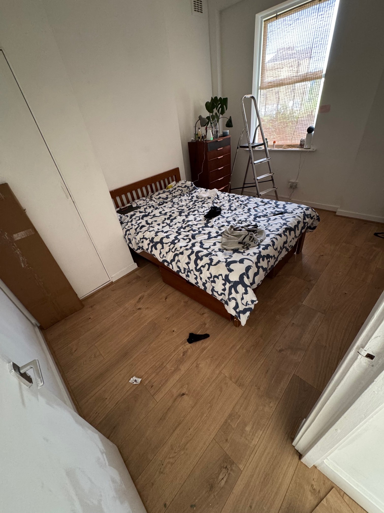 One-Bedroom Flat with Staircase - Image 4